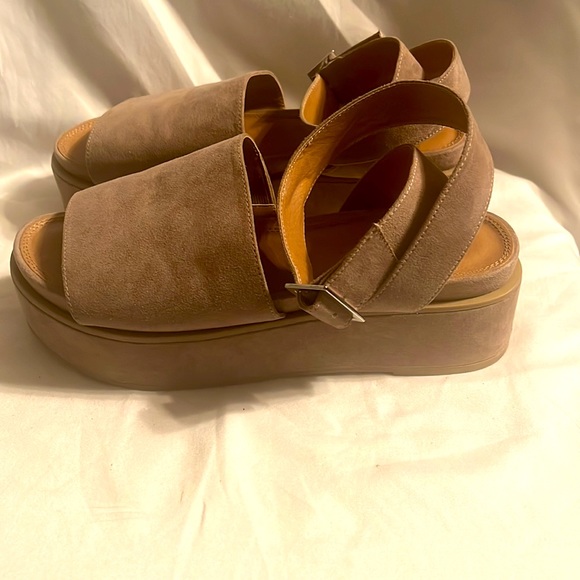 ASOS a platform sandal size 5 but is women size 7 - Picture 3 of 3